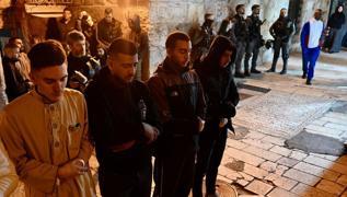 Mescid-i Aksa'ya giri engellendi... srail polisi birok Filistinliyi darbetti