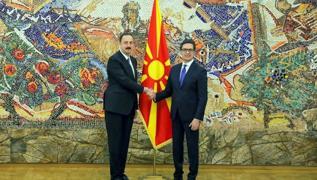 Trkiye'nin skp Bykelisi Ulusoy, Kuzey Makedonya Cumhurbakan'na gven mektubunu sundu