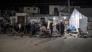 Gazze'de Kadir Gecesi'nde eller semaya ald... Enkaz arasnda namaz klnd