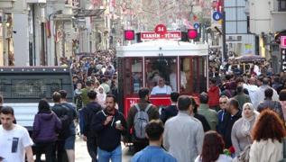 Taksim'de test srne balad... Nostaljik tramvaya byk ilgi!