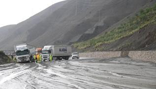 Erzincan-Sivas kara yolunda heyelan: Yol kapand