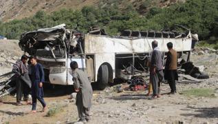 Afganistan'da feci kaza: Yolcu otobs uurumdan yuvarland