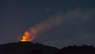 Patlamalar sklat: Etna Yanarda lav ve kl pskrtt