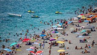 Antalya'da scaklk ve nem rekor krnca sahiller doldu tat