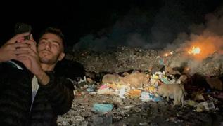 Yemek arayan aylarla selfie ekti, 'problem yok' dedi: Her geceki aktivitelerimizden