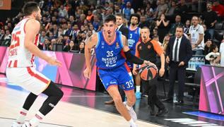 Anadolu Efes, Olympiakos'u devirdi