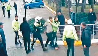 Ailece polise saldrdlar! Denetimden kap yakaland