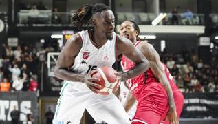 Kar��yaka'da Jerry Boutsiele tak�m arkada�lar�yla vedala�t�