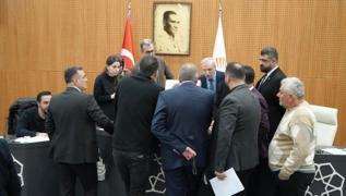 lkadm Meclisi'nde 'Y Parti' oku...  2 isim istifa edince grup dt