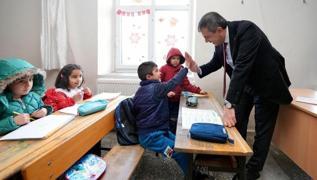 Bakan Tekin Adyaman'da ky okullarn ziyaret etti
