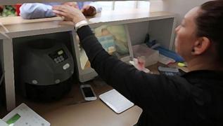 �zmir'de Hollywood filmlerini aratmayan olay... Ailece bankay� soydular: Paran�n 25 milyon TL'sini bak�n ne yapm��lar!