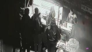 Seyyar kftecinin lmden saniyelerle kurtuldu... O anlar kamerada