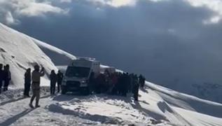 Van Bahesaray'da i makinesi arampole yuvarland: Operatr yaraland