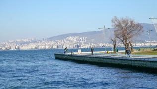 zmir'de denize uan arata bir kii ld