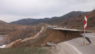 Gmhane'de meydana gelen heyelanda yol kt