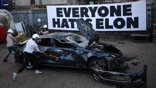 ngiltere'de Elon Musk'a souk du... Tesla'y balyozla paraladlar!