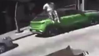 Deprem annda balkondan atlad! Otomobilin zerine dt