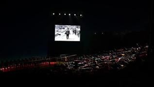 Anzaklar atalarn anmak iin Anzak Koyu'nda bulutu
