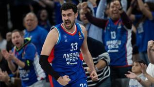 Anadolu Efes, 'drtl final' iin Panathinaikos deplasmannda