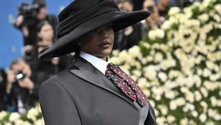 Rihanna Met Gala'da ov yapt! Karnn gstererek mjdeyi verdi
