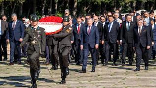 Bakan Bak ve genler Antkabir'i ziyaret etti