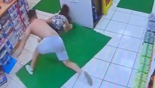 Akaryakt istasyonunda dehet! Talihsiz kadn dakikalarca darbetti!