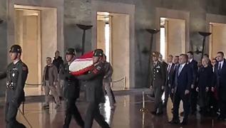 Ankara'da 19 Mays cokusu... Bakan Bak, vatandalarla Antkabir'de