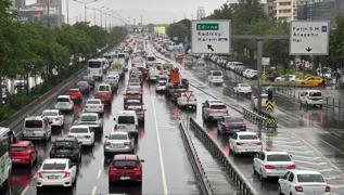 Yamurla gelen trafik ilesi