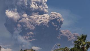 Uaklar iin 'krmz kodlu' uyar yaynland... Etna Yanarda'nda patlama
