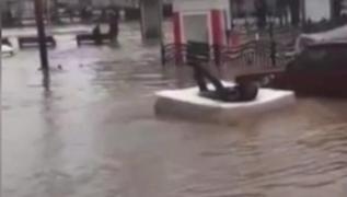 Gle dnen yolda yatak sefas! Gren kahkahay bast