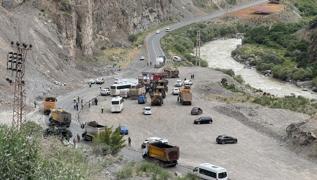 Hakkari'de midibs devrildi: 12 asker yaral