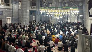 Camiler doldu tat... lk bayram namaz Idr'da klnd