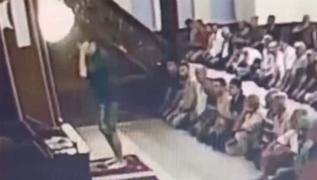 Camide tepki eken grntler...Mihraba karak namazla dalga geti