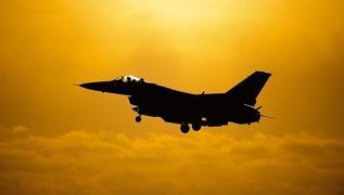 F-16'lar savan tam ortasna geliyor: 14 adet sava ua havalimanna indi