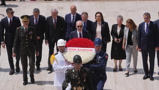 TBMM Bakan Kurtulmu ile Bakanlk Divan yeleri Antkabir'i ziyaret etti