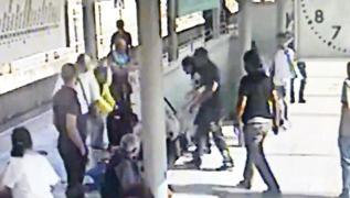 ZBAN'da gvenlie ldren yumruk! Yolcu trende dehet sat