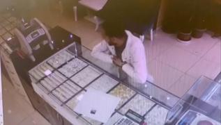 Kuyumcuya sahte altn satan 3 pheli yakaland... O anlar kamerada