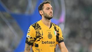 Inter'de Hakan alhanolu krizi! Bakandan aklama geldi