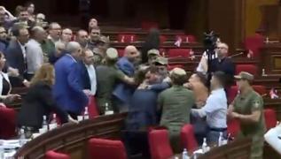 Komuda parlamento fena kart! Tekme ve yumruklar havada uutu