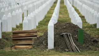 Srebrenitsa Soykrm'nn kurbanlar katliamn yl dnmnde topraa verilecek