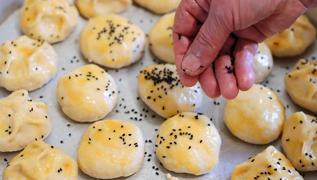 Kahvalt sofralarnn pratik lezzeti! Frna gerek yok, 5 dakikada tavada mayasz poaa tarifi
