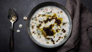 Yaz akamlarnn favorisi, itike serinletiyor: Souk ayran orbas tarifi