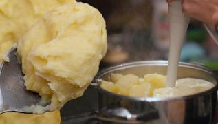 MasterChef'i izleyenler iin merak konusu oldu: Patates presi yaparken blender kullanlr m?