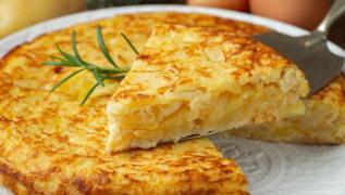 Tok mideye dahi yediriyor! Patatesli omlet tarifi, kahvalt sofranza iz brakyor