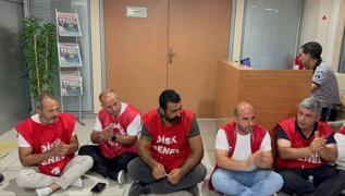 �zmir Kar��yaka'da maa� krizi devam ediyor! ���iler ba�kan�n kap�s�na dayand�