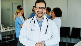 Doktorlar neden beyaz nlk giyer? Arkasnda tarihsel bir sr var