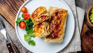 5 dakikada kahvalt sofrasnda: En kolay hazr yufkadan patatesli brek tarifi