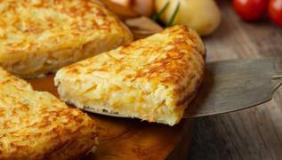 Patatesler azda dalyor! Enfes kahvaltlk patatesli omlet tarifi