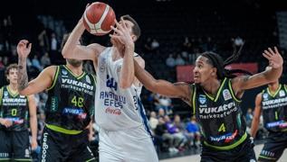 Anadolu Efes evinde rahat kazand