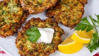 Hem yasz hem hafif! En kolay kahvaltlk: ipak 5 dakikada kabak mcver tarifi